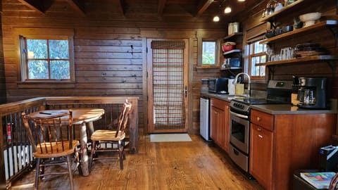 Dining Area & Kitchenette