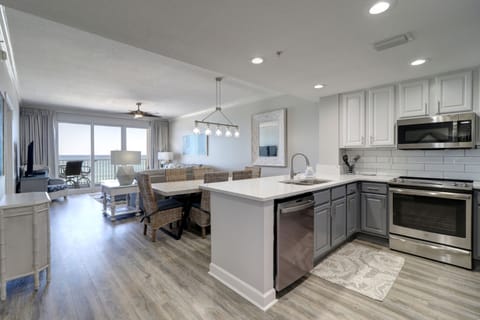 Private kitchen | Fridge, microwave, oven, stovetop