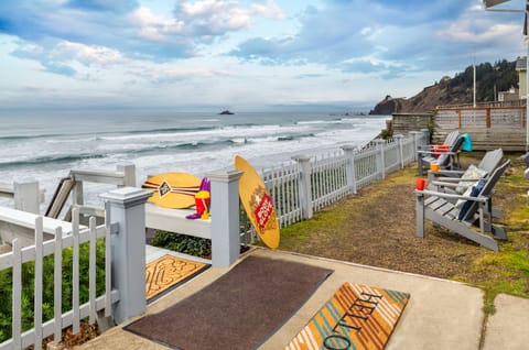 Oceanfront chairs and toys - Great house for quick beach access.  Enjoy watching kids fly kites or toss the frisbee.
