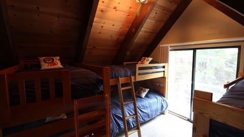 3 bedrooms, internet, bed sheets