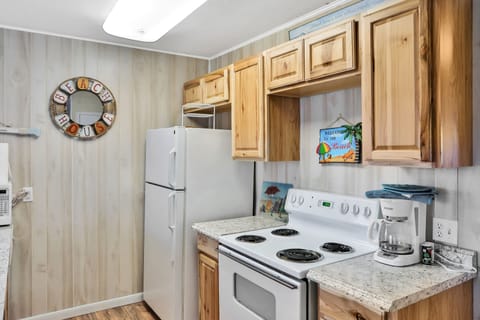 Full-size fridge, microwave, oven, stovetop