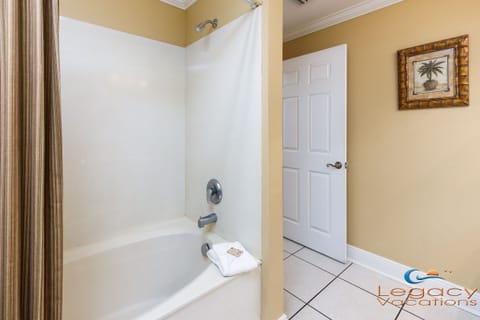 Combined shower/tub, towels