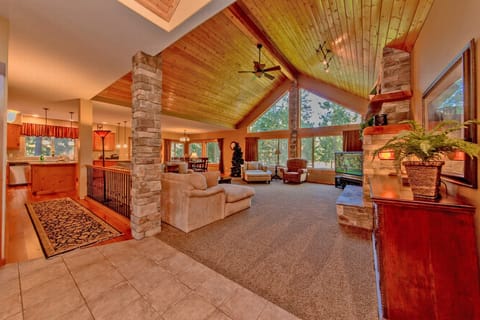 Sierra Meadows Lodge - Large Great Room with Vaulted Ceilings
