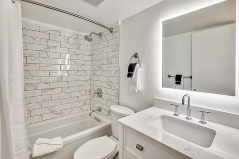 Combined shower/tub, hair dryer, towels