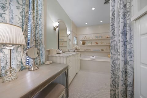 Combined shower/tub, hair dryer, towels