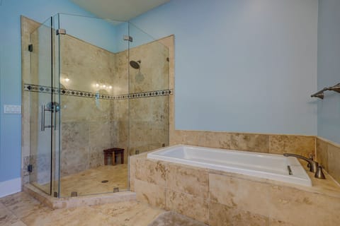 Combined shower/tub, hair dryer, towels