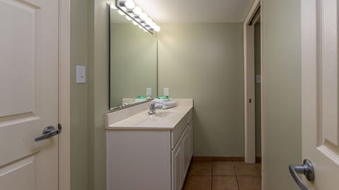 Combined shower/tub, towels