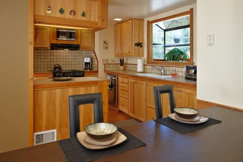 Kitchen conects with dinning room - Kitchen connects with dining room.