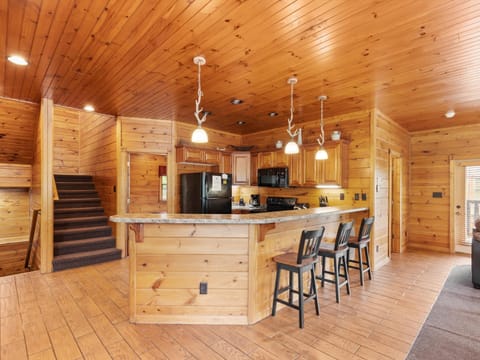 Fully Equipped Kitchen with Breakfast Bar