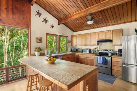 Spacious kitchen peninsula