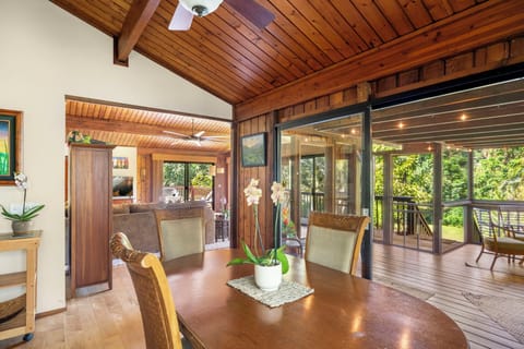 Dining inside or on screened lanai