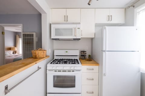 Full kitchen is such a treat for along stay, including four burn - Full kitchen is such a treat for a long stay, including four burner gas oven!