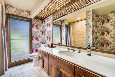 Combined shower/tub, hair dryer, towels