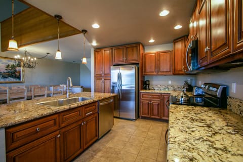 Private kitchen | Fridge, microwave, oven, stovetop