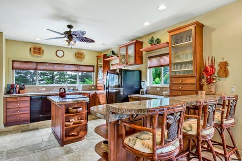 Kitchen with Breakfast bar