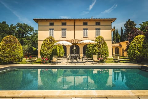 Water, Sky, Plant, Cloud, Property, Tree, Swimming Pool, Residential Area, Window, Grass
