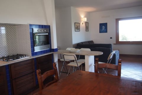 ampio soggiorno con cucina in tipico stile toscano