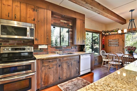 main level-kitchen-_mre0105