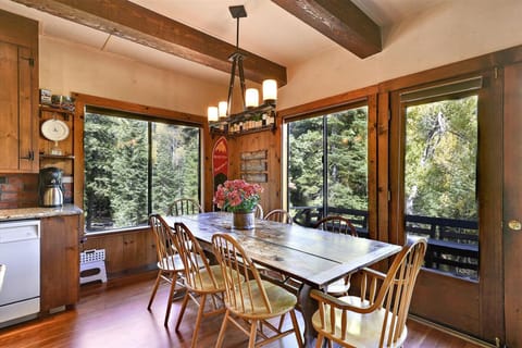 main level-dining area-_mre0096