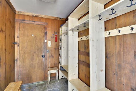 main level-foyer-_mre0078