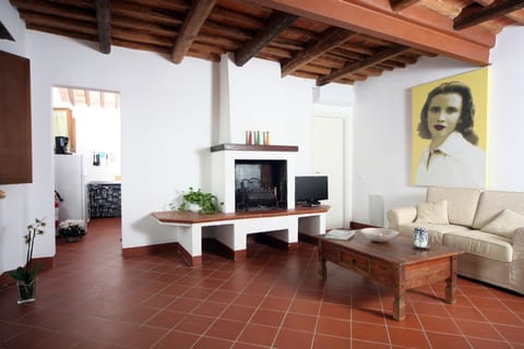 Room, Property, Interior Design, Living Room, Furniture, Building, Floor, House, Ceiling, Table