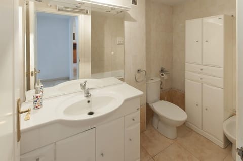 Combined shower/tub, bidet, towels