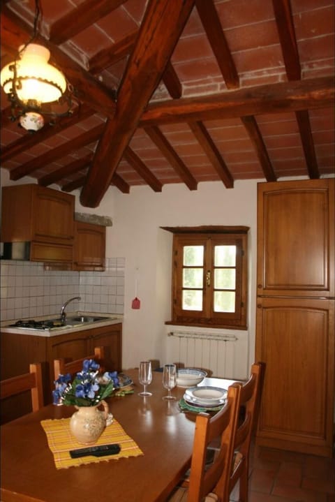 Room, Building, Property, Beam, House, Furniture, Interior Design, Ceiling, Log Cabin