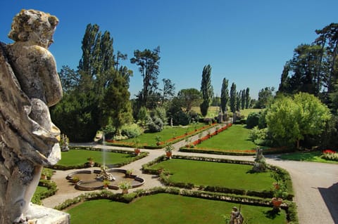 All bedrooms face the Italian style garden which lays in front of the façade and the apartment entrance