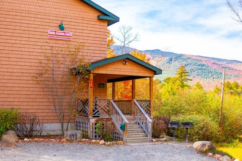 Marble Mountain Chalet is a beautiful 4-bedroom, 3 bathroom home with mountain views!  