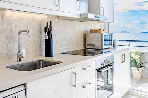 The apartment in Estepona has 3 bedrooms and has capacity for 6 people. 
The apartment is tastefully-furnished, is ample, and is 80 m². The property is located right next to the beach. It has views of waterfront and the mountain. 