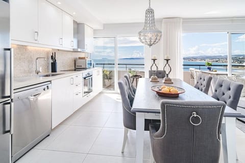 The apartment in Estepona has 3 bedrooms and has capacity for 6 people. 
The apartment is tastefully-furnished, is ample, and is 80 m². The property is located right next to the beach. It has views of waterfront and the mountain. 