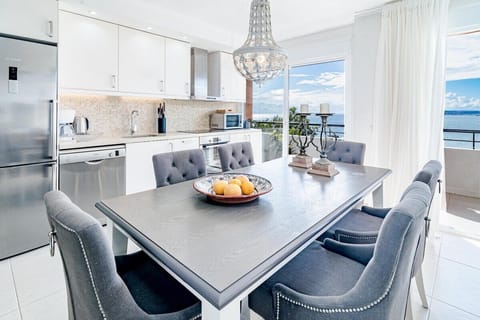 The apartment in Estepona has 3 bedrooms and has capacity for 6 people. 
The apartment is tastefully-furnished, is ample, and is 80 m². The property is located right next to the beach. It has views of waterfront and the mountain. 