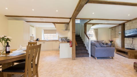 Open plan dining-living area, George III, Bolthole Retreats