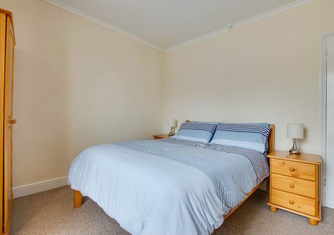 2 bedrooms, travel crib, free WiFi, bed sheets