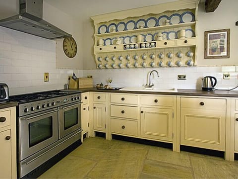 Fridge, oven, dishwasher, cookware/dishes/utensils