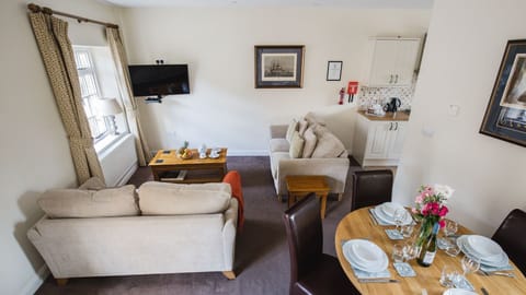 Dining and Living Area, Lord High Admiral at Sudeley Castle, Bolthole Retreats