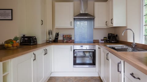 Kitchen, Emma Dent Cottage at Sudeley Castle, Bolthole Retreats