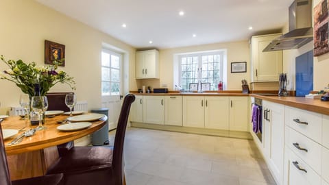 Kitchen-Dining Area, Anne Boleyn Cottage at Sudeley Castle, Bolthole Retreats