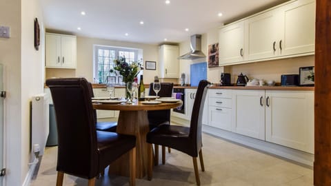 Kitchen-dining area, Anne Boleyn Cottage at Sudeley Castle, Bolthole Retreats