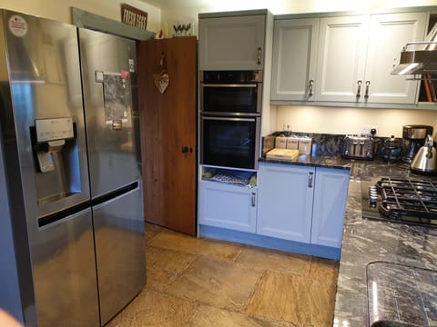 Fridge, oven, dishwasher, cookware/dishes/utensils