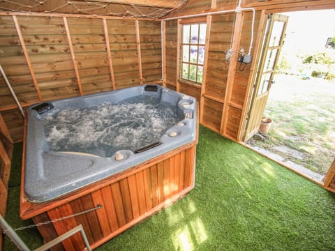 Indoor spa tub