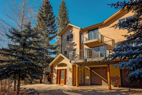 Streamside 333B Exterior