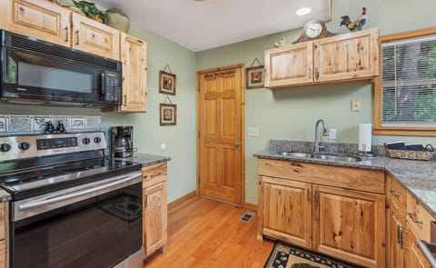 Majestic Hollow Fully Equipped Kitchen with standard coffee maker