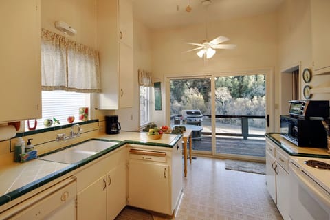 Older but well maintained kitchen, fully equipped - well-loved!
