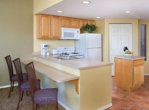 Private kitchen | Fridge, microwave, oven, stovetop