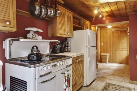 Antique Wedgewood stove for the perfect breakfast of dinner...