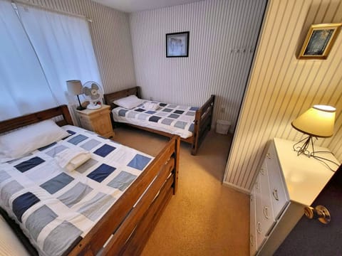 4 bedrooms, iron/ironing board, internet, bed sheets