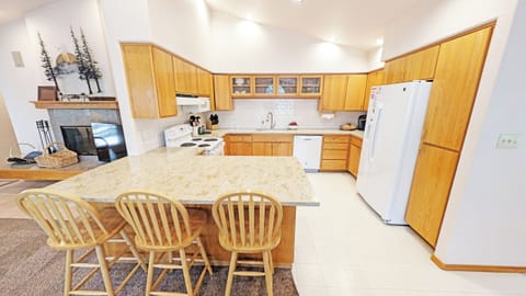 Kitchen sits 3 at the Bar