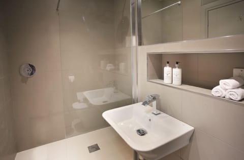 Ground floor: En-suite shower room