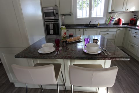 Kitchen and Breakfast bar area.